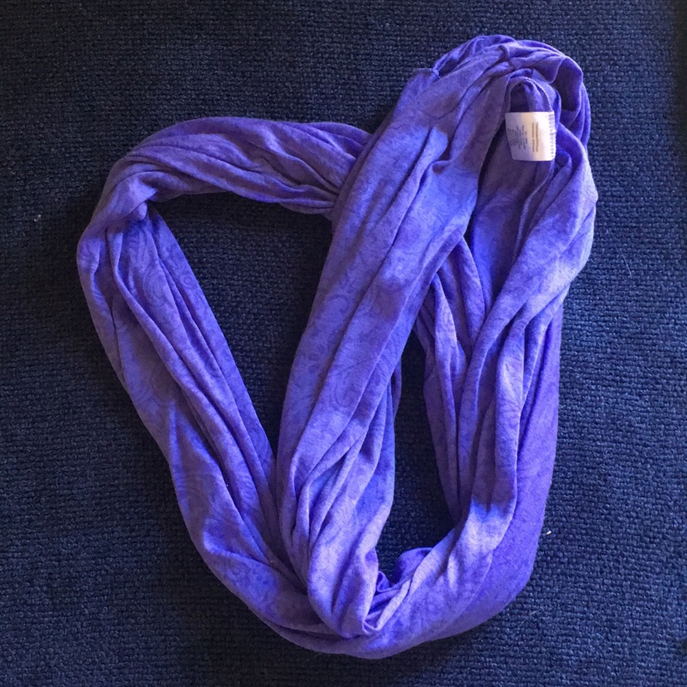 Set of 3 scarves, includes scarf hanger